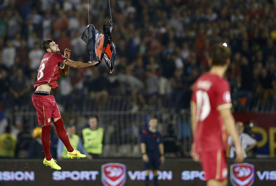 Il calciatore serbo Mitrovic con un grande balzo afferra la bandiera. Action Images
